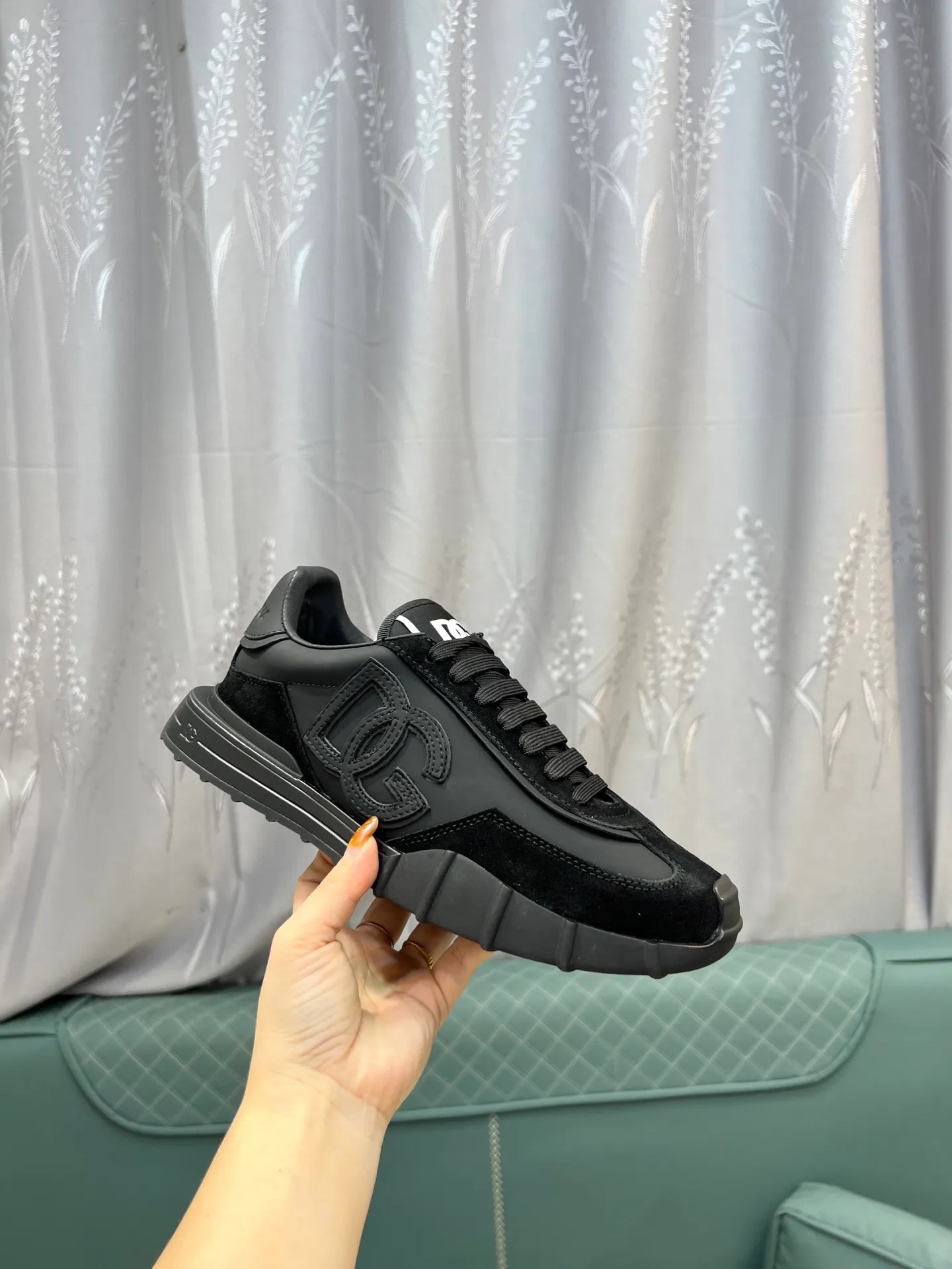 Men's shoes 💰560 Dolce&Gabbana D&G's latest casual sports shoes. Original purchase, development and production. DG's latest explosion. The tongue has the brand's iconic details. It is fashionable and versatile and can add luster to various looks. Create an exquisite design with unique dynamic vitality and modern atmosphere, showing modern and elegant style. Exquisite packaging at the delivery counter🛍📦 ▪️Fabric: Original customized cowhide, lining: Original customized breathable lining, Size: Men's 38-44 (45 46 customized)